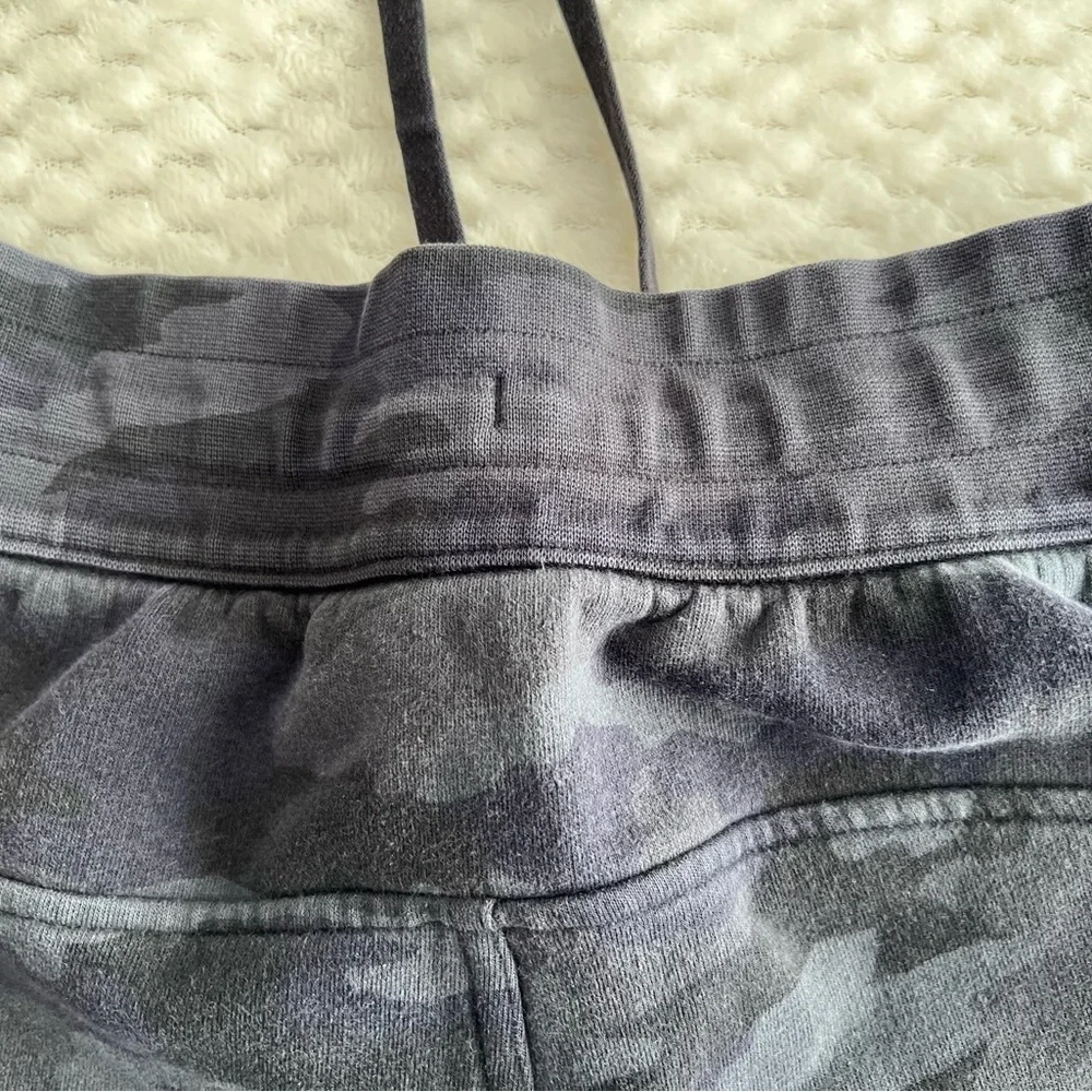 Lululemon Women’s Size 4 Gray Camo Sweatpants - Picture 5 of 9